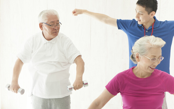 トレーニングをする高齢者のお客様